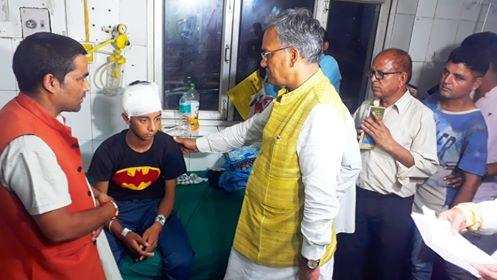सीएम त्रिवेंद्र ने दून अस्पताल में भर्ती आपदा पीड़ितों का  हाल-चाल जाना